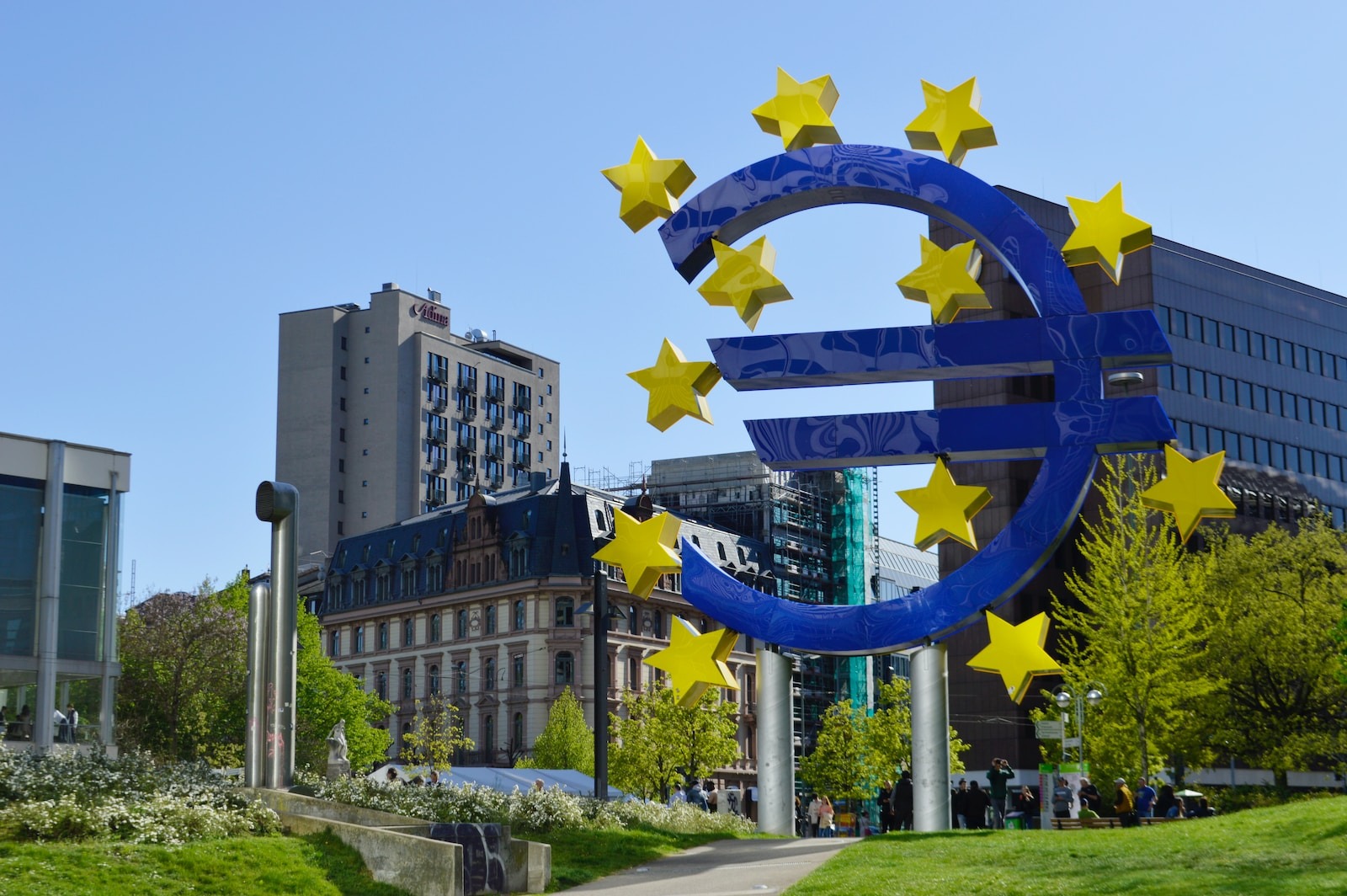 Understanding the EU: Key Features and Current Challenges